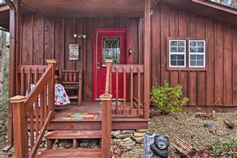 Private Gatlinburg Cabin: Pet Friendly W/ Hot Tub! in Gatlinburg w/ 2 BR (Sleeps6)