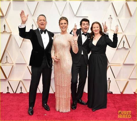 Tom Hanks & Rita Wilson's Kids Throw Up Peace Signs on Oscars 2020 Red ...