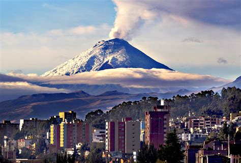 est100 一些攝影(some photos): A large plume of ash and steam rises from the Cotopaxi volcano ...