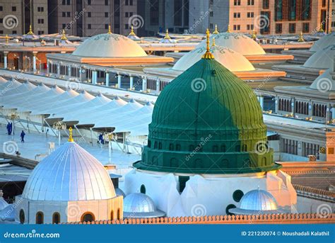 Green Dome of Prophet Mohammed in Masjid Nabawi Medina, Saudi Arabia ...