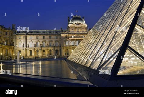 Pyramid , Louvre, night foto Stock Photo - Alamy