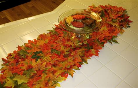 Chic Lady: Autumn Leaf Table Runner