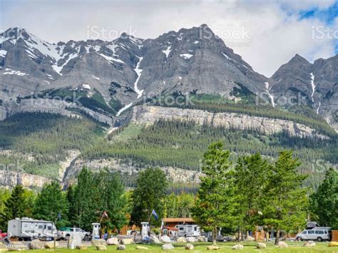 Bumi Perkemahan Yang Dikelilingi Oleh Pegunungan Rocky Yang Megah Di Taman Nasional Banff Di ...