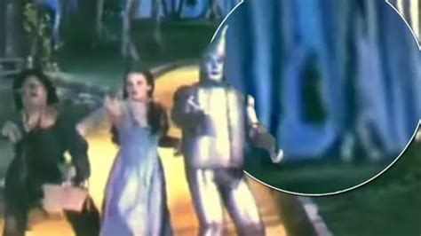 Have you ever noticed the 'DEAD hanging Munchkin' in THIS Wizard Of Oz scene? A look at some of ...