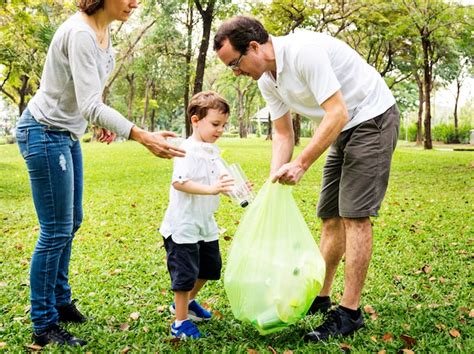 Premium Photo | Family picking up trash in the park