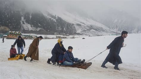 Fresh rains and snowfall in Kashmir since early Friday morning | Latest News India - Hindustan Times