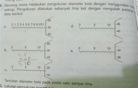 seorang siswa melakukan pengukuran diameter bola dengan mengunakan ...