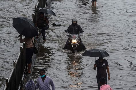 In Pictures: Monsoon rains lashes Mumbai | The Straits Times