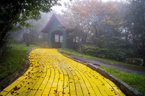 Eerie Images Show An Abandoned "Wizard Of Oz" Theme Park