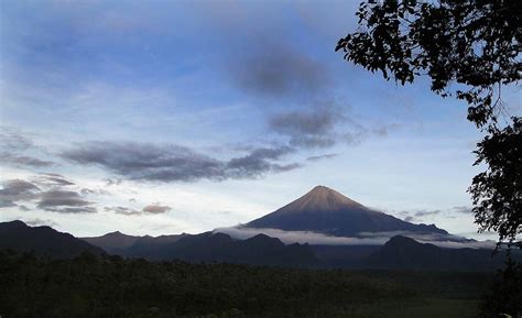 Sangay, un volcán milenario que lleva activo más de 12 meses, pero sin ...