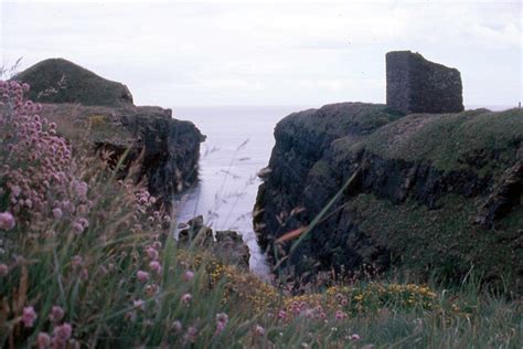 Castle of Old Wick © Chris Andrews cc-by-sa/2.0 :: Geograph Britain and ...