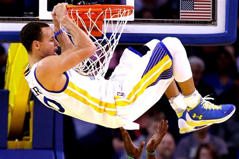 NBA - Steph Curry rate 3 dunks de suite devant la foule