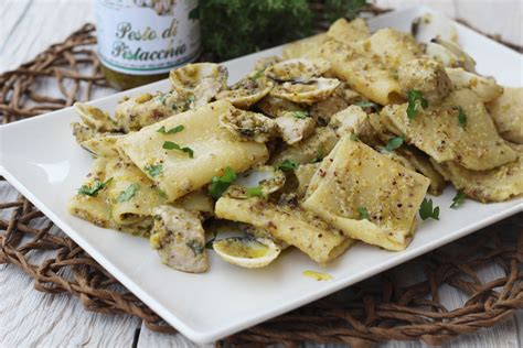 Paccheri+con+pesto+di+pistacchio+di+Bronte+vongole+e+tonno Calamari ...