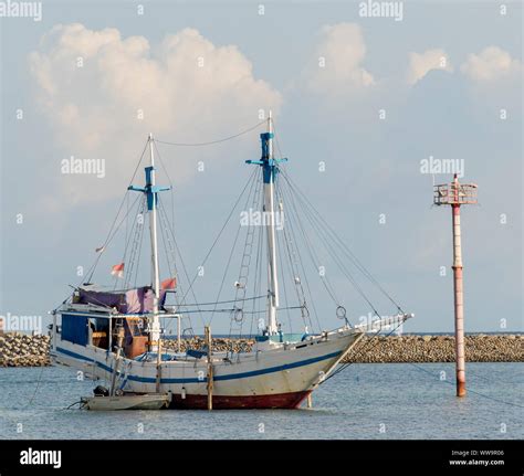 Pinisi, wooden boat, harbour at Bira, South Sulawesi, Indonesia 2012 Stock Photo - Alamy