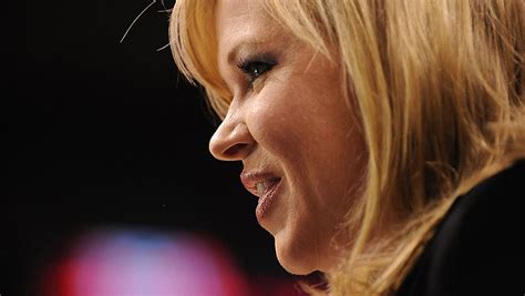 Holly Rowe, ESPN reporter, undergoes surgery to remove tumor - CBS News