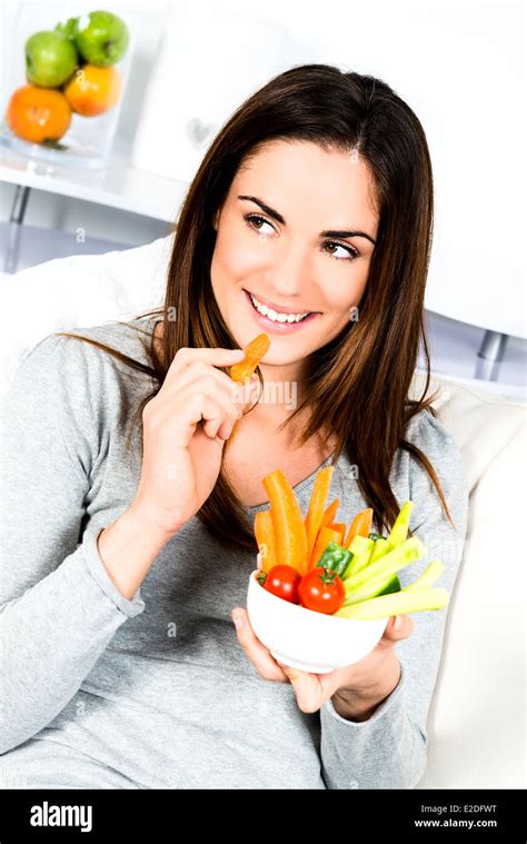 Woman eating salad Stock Photo - Alamy