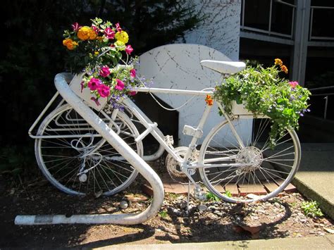 15 Fascinating Ways To Do DIY Bicycle Decor In Your Garden