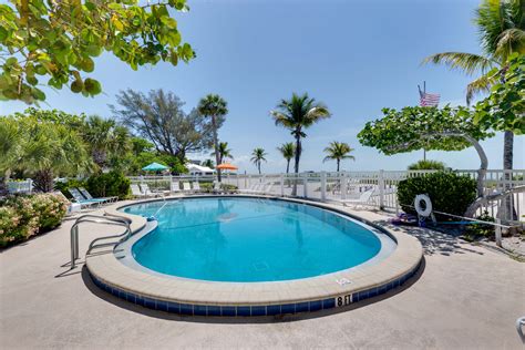 Geothermal Heated & Cooled Fresh Water Pool | Island Inn Sanibel