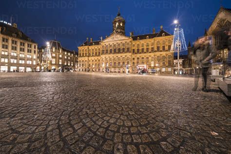 Niederlande, Holland, Amsterdam, Dam-Platz mit dem Paleis op de Dam bei Nacht, lizenzfreies ...