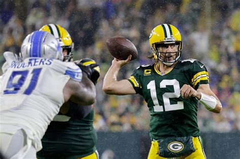 Aaron Rodgers on form as Green Bay Packers sweep aside Detroit Lions | The Independent