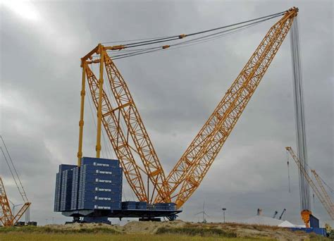 Cranepedia - Sarens unveils three new SGC heavy lift cranes