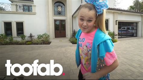 JoJo Siwa Gives Tour of Her Bedroom in STUNNING New L.A. Mansion | toofab - YouTube