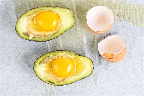 Top view of sliced Avocado with eggs meat and tomato ready for baking - Creative Commons Bilder