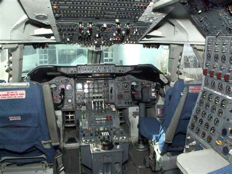 Boeing 747 100 Cockpit