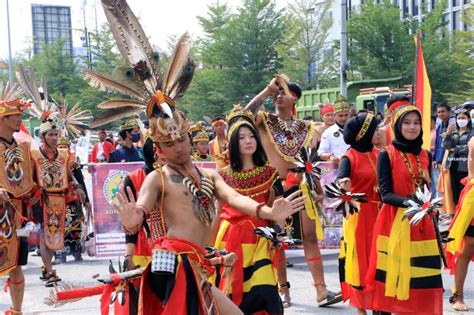 Pawai Pembangunan Batam Dimeriahkan 50 Kendaraan Hias dan Ribuan Peserta - Metropolis