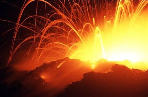 Algunas imágenes de volcanes en el globo terráqueo… | Volcanes, Fenomenos naturales, Globo terráqueo