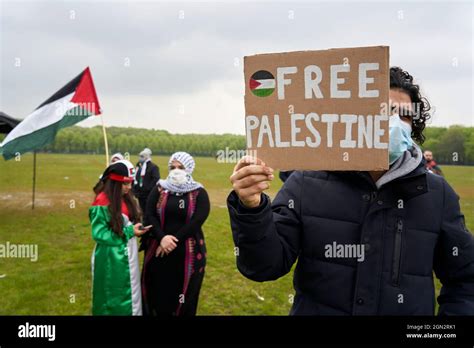 Palestinian man flag hi-res stock photography and images - Alamy