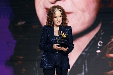 Bonnie Raitt Looked Stunned After She Won Song Of The Year Grammy