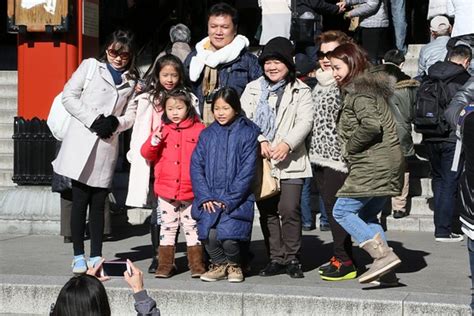 Chinese Visitors Help Japan Set Tourism Record - WSJ