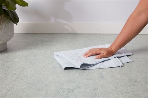 How to Clean Linoleum Floors