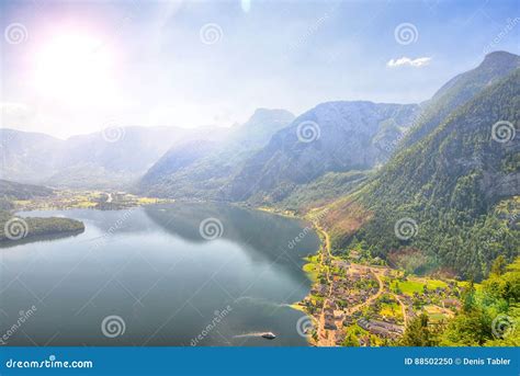 Pueblo en orilla del lago foto de archivo. Imagen de asoleado - 88502250