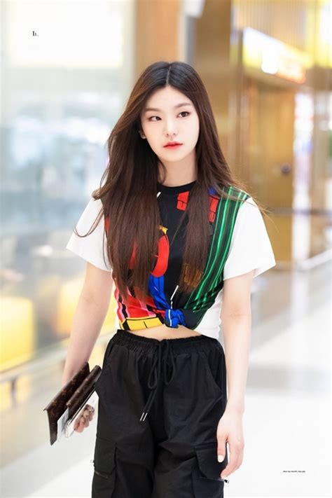 ITZY Yeji Airport Fashion - Official Korean Fashion