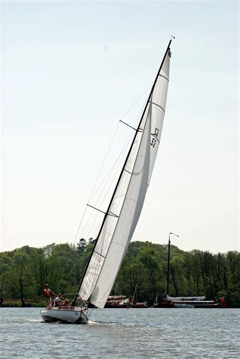 104 year-old Norfolk Broads racer Maidie gets a carbon mast – intheboatshed.net