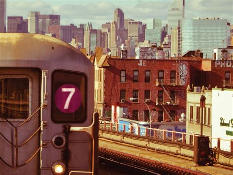 How the 7 Train Makes Subway Riders Into New Yorkers - Bloomberg