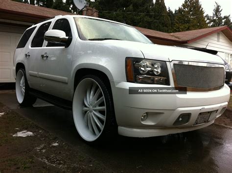 2007 Chevrolet Tahoe Custom White On 28s. Tvs.