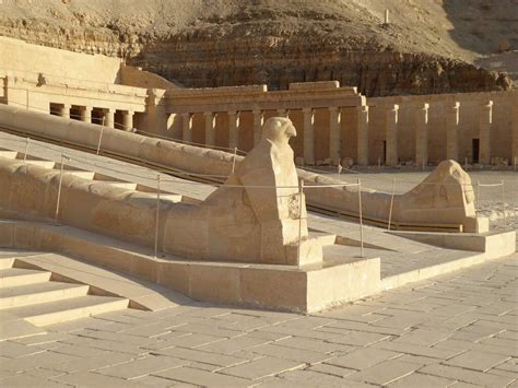 History of El Deir El Bahari for Queen Hatshepsut in Luxor