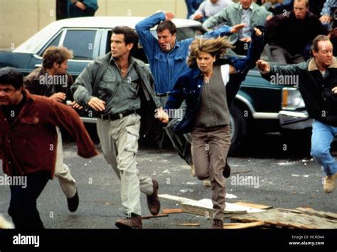 DANTE'S PEAK, Pierce Brosnan, Linda Hamilton, 1997 Stock Photo - Alamy