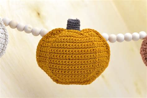 Farmhouse Crochet Pumpkin Garland Free Pattern - Zamiguz