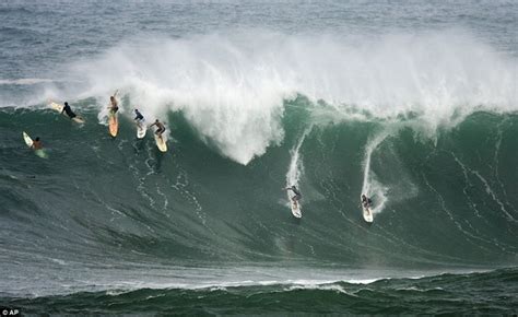 BREAKING!: Hawaii Sees Biggest Waves in Five Years (6 photos)