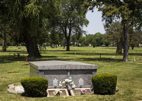 Group marks 10th anniversary of Burr Oak Cemetery scandal - Chicago Sun-Times