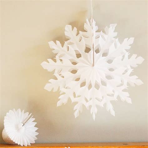 Chic Paper Snowflake Decorations for This Christmas