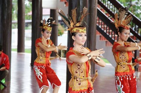 Festival Erau yang Penuh Warna di Kota Tenggarong - Bobo