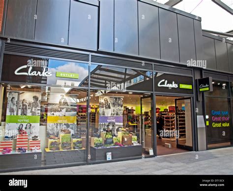 Clarks outlet hi-res stock photography and images - Alamy