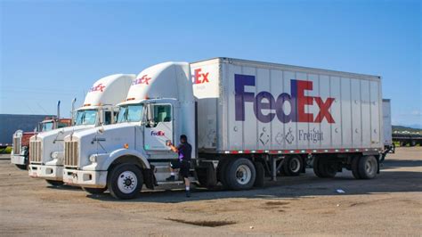 Jaringan Kabar: FedEx Freight trims trucking network as LTL shipments ...