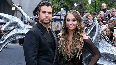 Henry Cavill & Girlfriend Natalie Viscuso Pose At Witcher Premiere ...