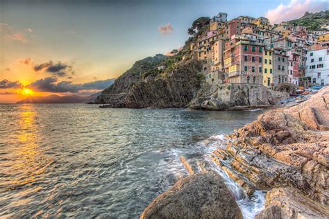 A Riomaggiore sunset http://gaizattheworld.com/riomaggiore-sunset/ Riomaggiore, Coastline ...